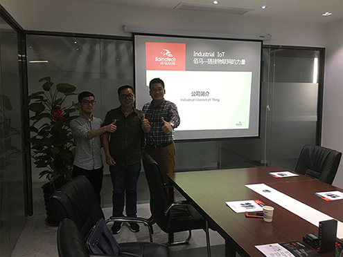 新加坡电力客户到访耀世在线，考察交流耀世在电力物联网方向的产品、技术、案例等。针对客户的行业特性及项目需求，我司详细介绍了耀世在线无线通信终端在发电、输电、变电、配电、用电等电力五大环节的应用场景、产品选型、解决方案、项目经验。