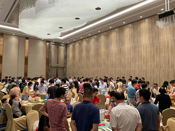圆月共赏，佳宴欢度，中秋国庆双节来临之际，耀世在线在豪生大酒店举办极具永州民俗特色的博饼活动，喜迎祖国生日，共庆万家团圆。