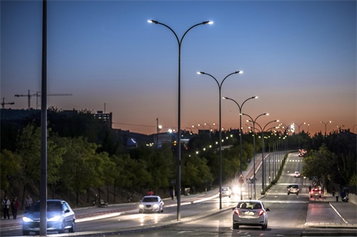 利用智慧路灯杆网关来优化升级路灯管理系统，从而降低道路照明的能源耗损，同时也节约管理成本，智慧路灯杆网关凸显重要优势。