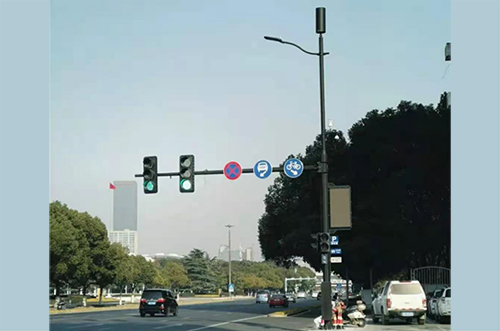 智慧路灯杆在道路环境感知、监管维护、道路服务、安防、交通业态等方面都有着重要作用。