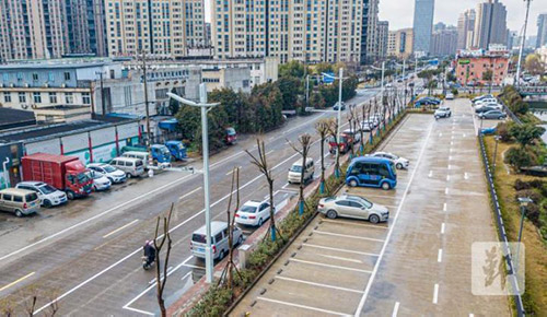 浙江省首条支持辅助驾驶车辆的智慧灯杆示范公路即将建成并投入使用。智慧灯杆整合各类传感器和信号感知，辅助自动驾驶车辆提高定位精准，以及执行智慧照明策略。