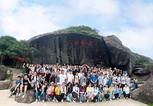 火热的夏天如期而至，为帮助大家摆脱炎夏包围，充沛活力，永州耀世在线组织在厦同仁前往德化石牛山景区，开启了一场天然、清凉、畅快的旅程。