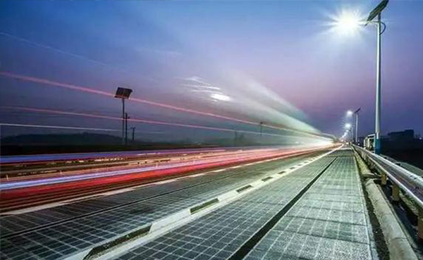 某市为推进新型基础设施建设，增加高速公路场景的5G网络覆盖，优化路灯杆节能减排效率，实现智慧照明、绿色照明，现决定对10公里长高速路两侧单一功能的照明灯杆进行智慧化改造升级。