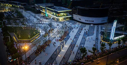 城市广场也是城市的形象名片之一。选用智慧路灯杆方案，发挥一杆多用的优势特性，不仅美化场景观感，还加强管理服务能力。涵盖功能包括智慧照明、安防监控、媒体展示、公共网络、应急充电等。