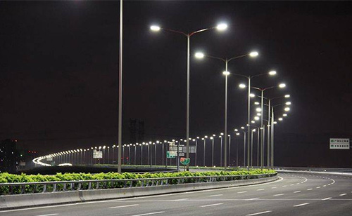智慧路灯通常选择搭载可调式LED灯具，辅以路灯控制器以及智慧路灯杆网关，实现智慧调光控光，做到精细化节能减排。本篇就为大家简单介绍几个典型的智慧路灯节能照明项目案例。