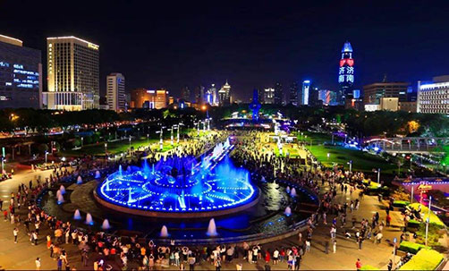 随着夏季到来，全国多地城市打造各式各样的夜游文旅模式，推动夜经济的发展。智慧路灯杆作为夜间照明必备的城市基础设施，发挥智慧化、集成化、多功能等优势，助力城市夜游经济发展。