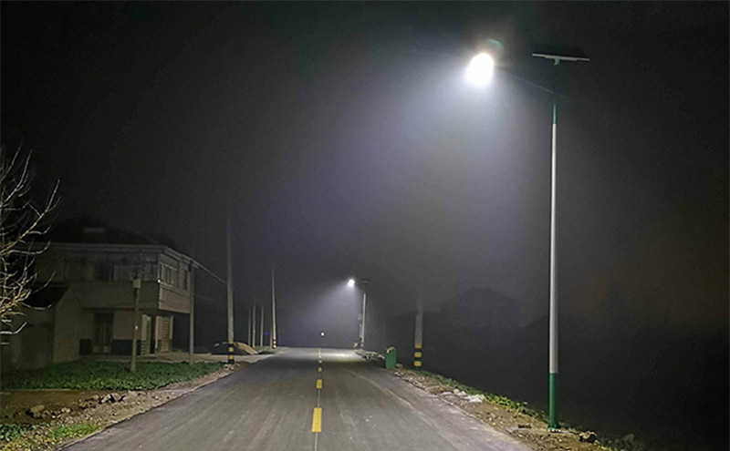 老旧的路灯已经越来越不适应乡村发展的需求，在这里就可以借助智能灯控网关，搭建乡村智慧照明物联网系统，优化照明效率的同时，还实现节能减排。