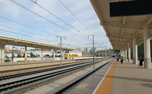 针对铁路站台安全监测的需求，可以部署基于智慧杆的入侵监测及自动报警系统，实现对站台端头、路侧等范围的全天候、自动化、高精度监测，节省巡查人力物力，提高安全保障效率。