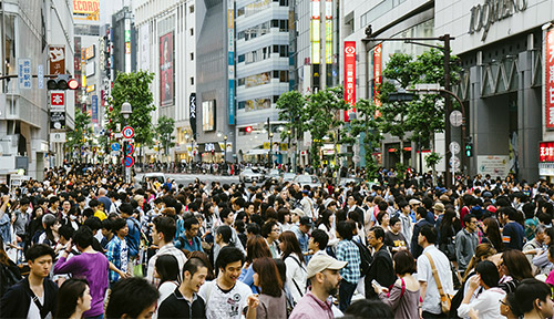 现代城市的人口愈加密集，在节日、庆典、大型活动赛事举办时，常常会形成大量人群聚集，容易发生意外甚至严重事故。可以借助智慧路灯杆系统，打造基于AI视频智能识别的人群聚集监测系统，快速准确识别分析出人群的聚集情况，及时作出预警。