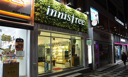 助力连锁门店实现统一标准化的有效管理，可以借助5G物联网关，将连锁门店的各设施设备连接上云，精准监测和汇总各家门店的能耗、运营、销售、安管数据，实现降本增效。