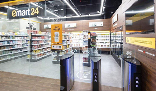 融合了物联网技术的新零售门店陆续出现在各个城市，连锁门店内的通信设备和功能设备有很多，可以依托BMG5100智能物联网关，提供集中采集、边缘计算、远程控制等丰富强大功能。