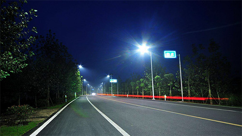 智慧路灯杆是物联网新基建的代表之一，面向道路照明的精准节能，可以开发“灯随车动”应用，实现智能化、自动化的照明调节。