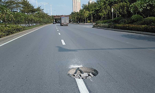道路井盖可靠性时刻关乎着交通的安全，对井盖实现持续有效的监测和维护，可以借助智慧路灯杆系统，精确感知井盖的位置、运行状态、异常状况，并进行告警提醒。