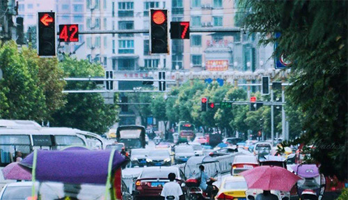 针对十字路口场景，多功能智慧杆可以选择搭载AI摄像头、智能红绿灯、显示屏、环境传感器等设备，实现基于现场车况的智能交通灯调控。