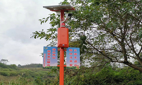 针对森林防火的监测和预警，可以采用多功能智慧路灯杆方案，通过搭载智能摄像头、热传感、环境传感器等设备，构建起一张数字化的森林防火监测预警网。