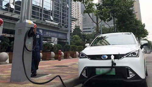 针对充电桩短缺问题，可以借助多功能智慧路灯杆，通过发挥“一杆多用”优势，在智慧杆上集成充电桩功能，提高环境设施的利益效率。