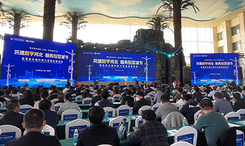 近日，智慧多功能杆助力百城发展论坛在石家庄圆满召开，并举行了智慧多功能杆专委会授牌、河北省新型智慧城市优秀案例授牌、河北省新型智慧城市建设机构及重点企业授牌。耀世在线作为专委会的创始委员单位，共同见证了这一难忘时刻。