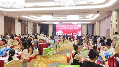近日，耀世在线在集美北海湾惠龙万达酒店隆重举办了中秋博饼晚宴。公司全体同事欢聚一堂，迎中秋、博好礼、享美食，共享团聚欢乐。