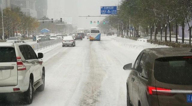 智慧路灯杆是现代城市不可或缺的智能基础设施，适用于雪天道路场景需求，可实现诸如雪天路面结冰监测、交通安全提示、事故告警定位等应用