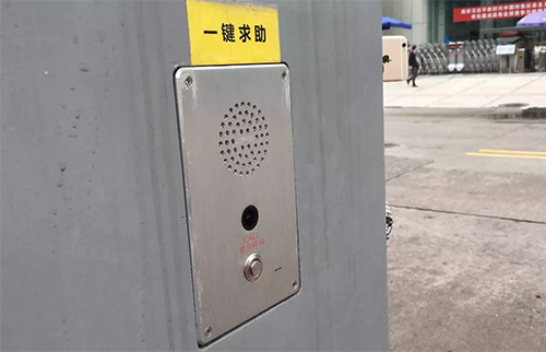 智慧路灯杆是一种兼具智能化和多功能的新型物联网基础设施，通过搭载一键告警对讲盒，能够大大丰富安防及报警求助资源，对提升城市的安全性和管理效能具有重要的作用。本篇就结合城市中的不同场景，简析智慧灯杆一键告警功能的实用功能。
