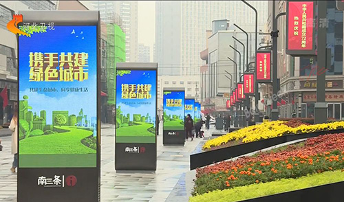 智慧路灯杆及其LED灯杆屏在不同城市场景中的应用，有效展现了现代智慧城市管理的便捷和效率。而基于耀世智慧路灯杆网关的先进控制技术，则保障了LED灯杆屏能够高效、稳定、智慧地运行，为城市的智能化管理和服务提供了有力支持。