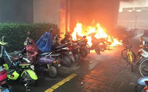 针对电动车的安全管理，耀世在线提供基于AI视觉识别分析的智能化实时监测预警方案，面向住宅楼下、村口广场、道路路侧的电动车停放与充电桩服务区域，部署AI监控和预警系统，实现24小时不间断监测预警，防范电动车火灾险情。