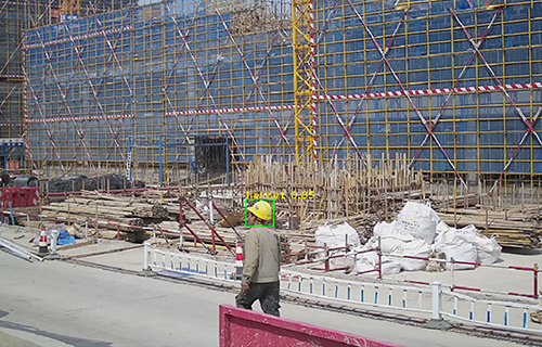 为了加强头盔、安全帽等个人安全防护装备的落实佩戴，耀世在线提供基于AI网关的AI识别、监测、分析及提示方案，助力提高人身安全意识，消除人身安全隐患。