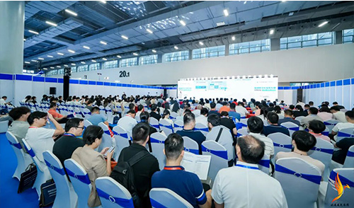 2024粤港澳大湾区智慧交通产业博览会在广州盛大举办，本届博览会以“构建立体交通产业生态”为主题，展品涵盖公路信息化、智慧灯杆、智慧停车及充电桩等多个领域，汇聚了全球智慧交通先进技术和方案。