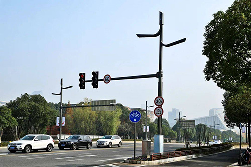 针对优化改善城市交通状况，耀世在线提供多种智慧路灯杆网关产品，协同打造多功能智慧交通杆应用，实现灵活动态的信号灯配时方案，同时还能监测交通违章、发布交通疏导指示灯，依托多样化措施为城市交通“降压减负”，提高城市道路效率。