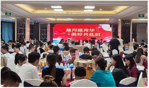近日，耀世在线在集美区杏林湾大酒店隆重举办了中秋博饼晚宴。公司全体同事齐聚一堂，同享博饼的欢乐，共品佳肴的美味，共同度过了美好的夜晚。