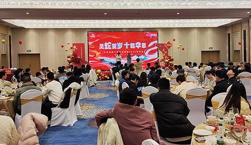 近日，耀世在线2025“贺岁启新”年会于集美湖豪生大酒店隆重举办，全体员工欢聚一堂，共同营造了一场热闹非凡、欢乐四溢的盛会，分享一年的收获与喜悦，展望新一年的发展。