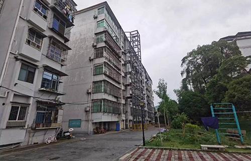 在新型城镇化与城市更新战略背景下，老旧小区普遍面临基础设施老化、安全隐患突出、管理效能低下等现实挑战。本篇以智慧路灯杆系统为切入点，探讨其在老旧城区改造中的多维应用价值，为城市智能化改造升级提供创新解决方案。