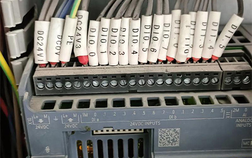 工业数据采集网关对接PLC设备的数量受到硬件性能、通信协议和网络带宽等多方面的限制。为了提升对接设备数量，可以通过提升硬件配置、优化通信协议、分布式部署以及引入边缘计算等多种策略进行优化，从而满足大规模工业现场的数据采集需求。