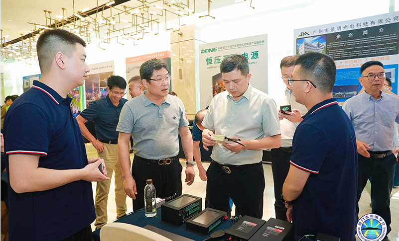 学会领导参观耀世在线展位.jpg