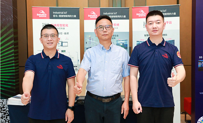 耀世在线与学会领导合影.jpg