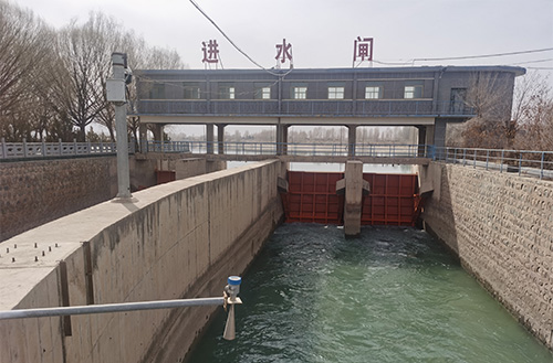 极端天气常态化给水闸系统带来了结构安全、设备运行、信息监测及管理调度等多方面风险和难题。边缘计算网关以其数据实时处理、快速响应、智能维护和多系统协同的优势，成为提升水闸系统安全管理水平的关键技术支撑。